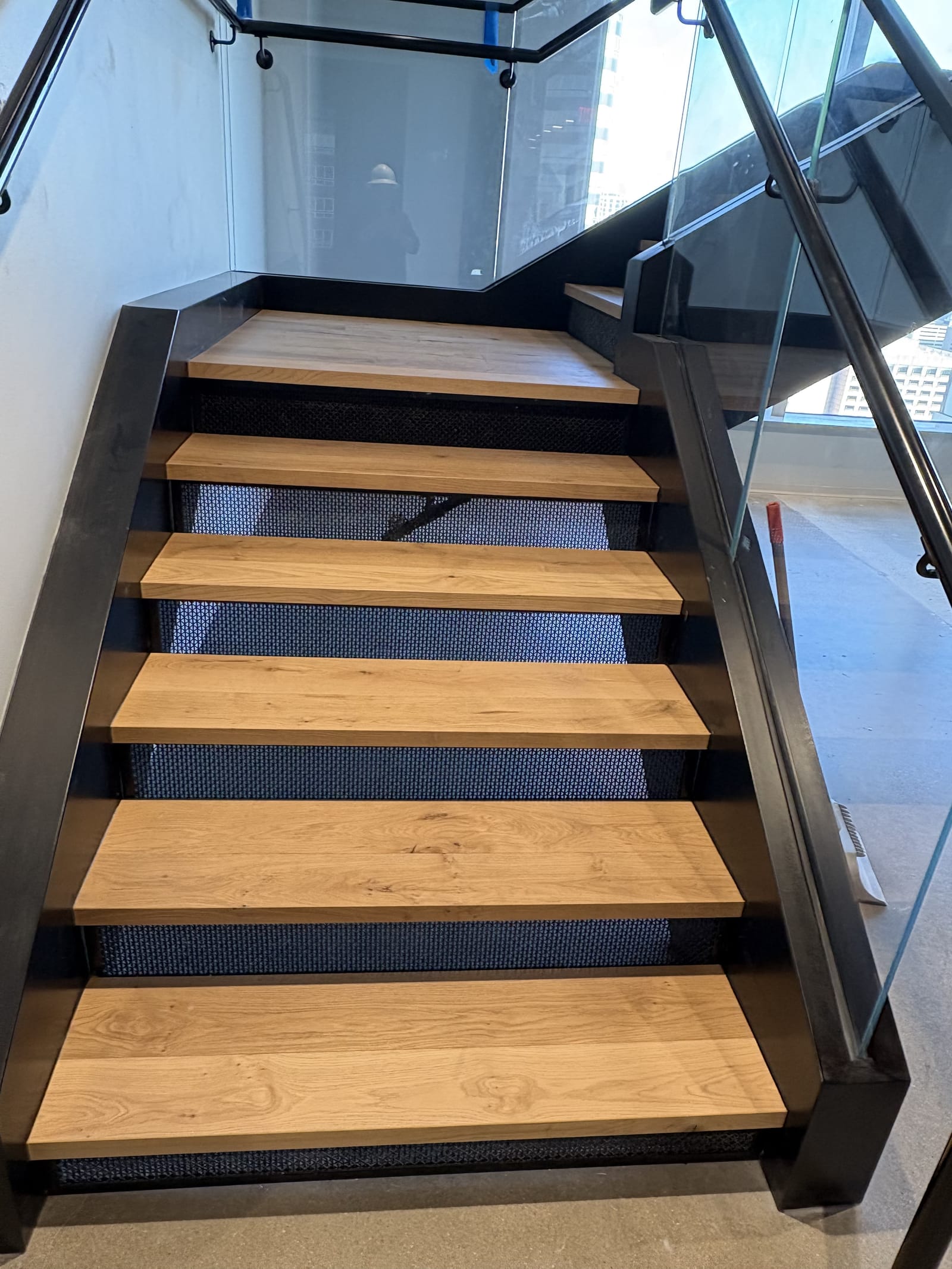 Open-riser staircase with solid wood treads